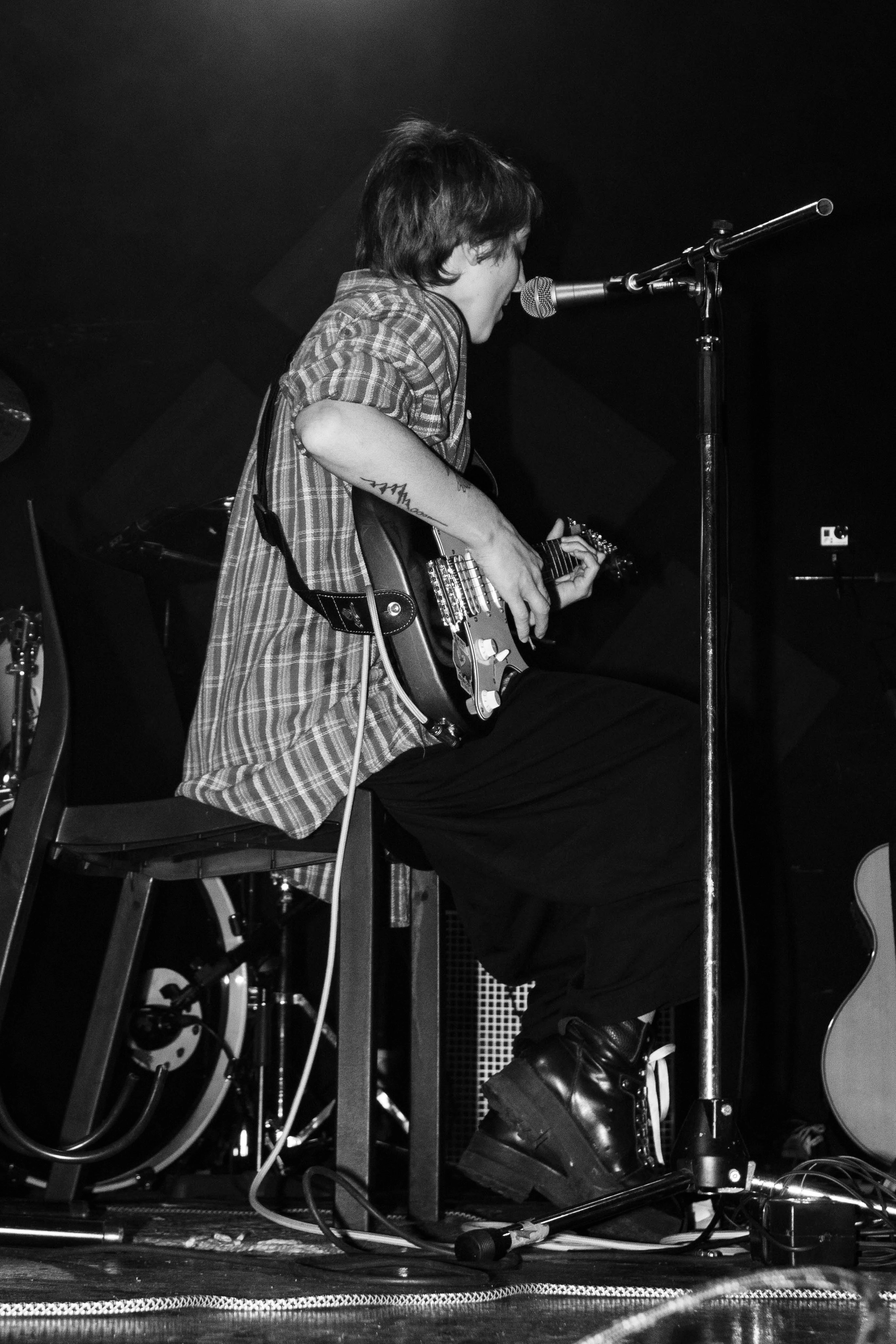 Ire paz tocando y cantando